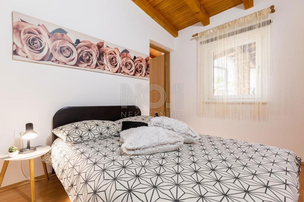 Pula, Veli Vrh - prodaja 2 enonadstropnih hiš z bazenom