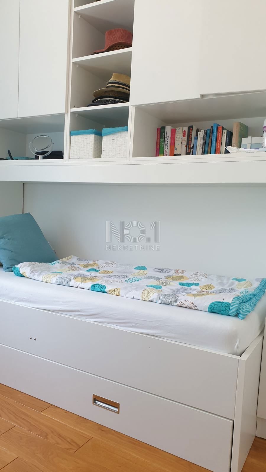 Njivice - prodaja trisobnega apartmaja 150 metrov od morja