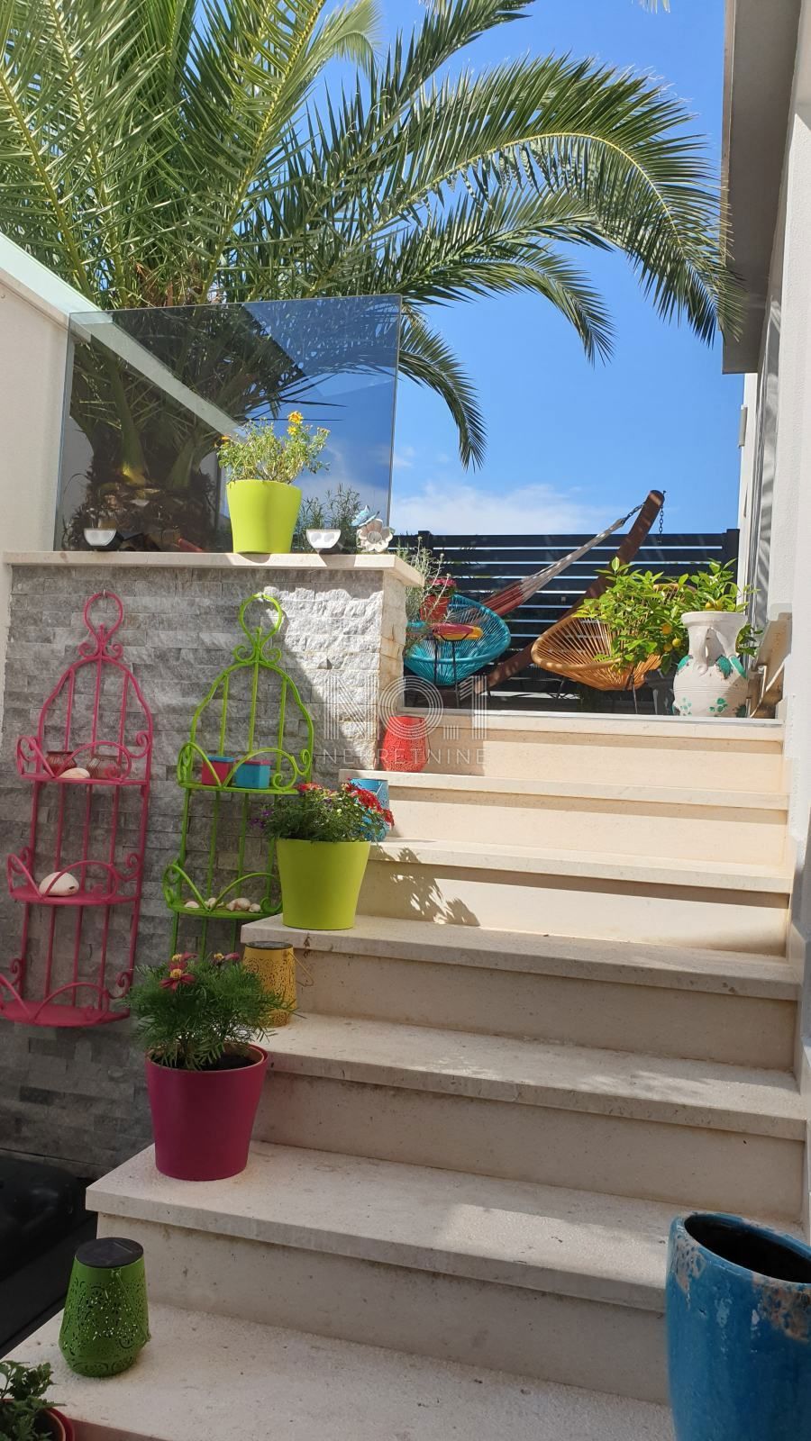 Njivice - prodaja trisobnega apartmaja 150 metrov od morja