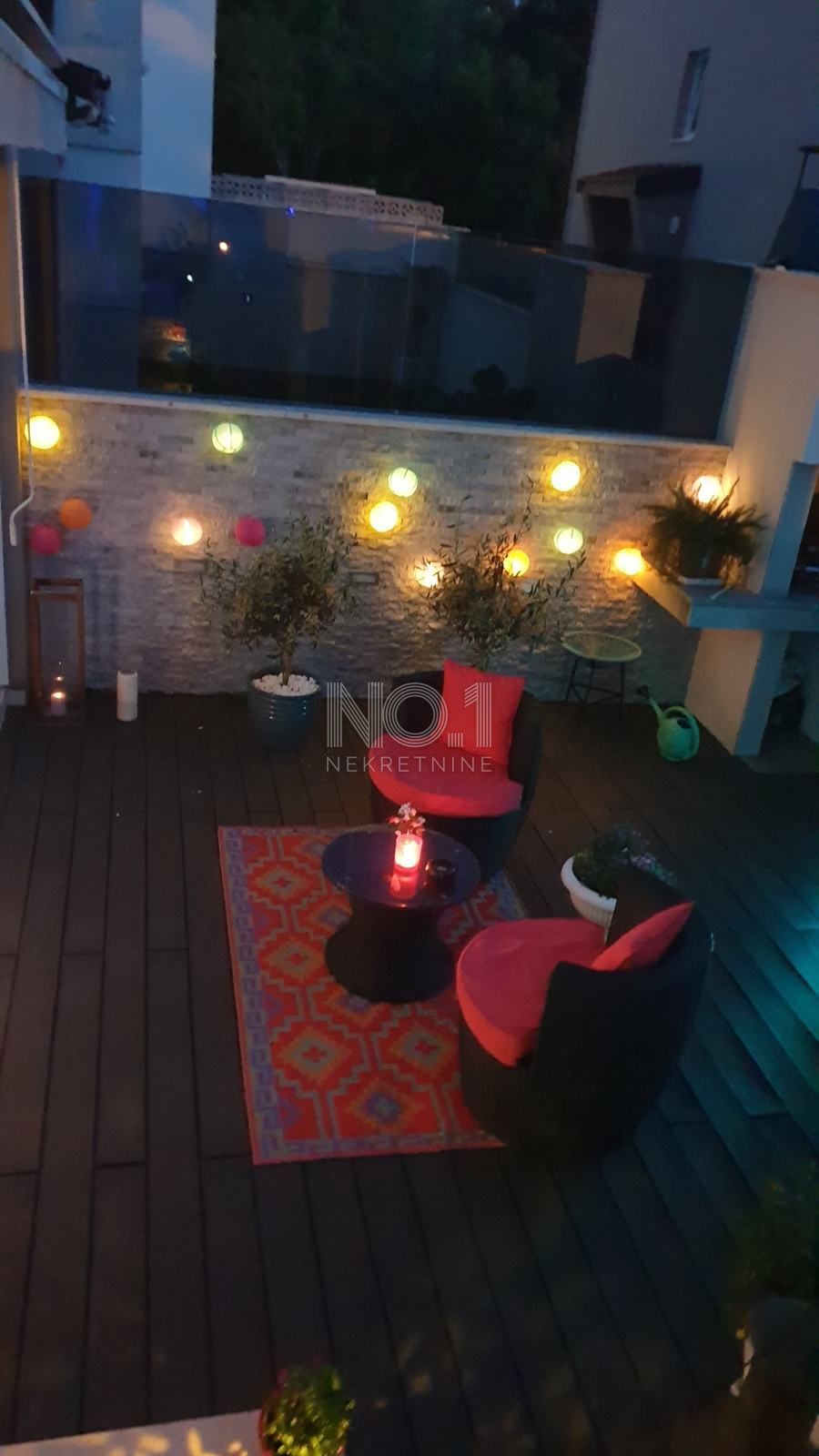 Njivice - prodaja trisobnega apartmaja 150 metrov od morja