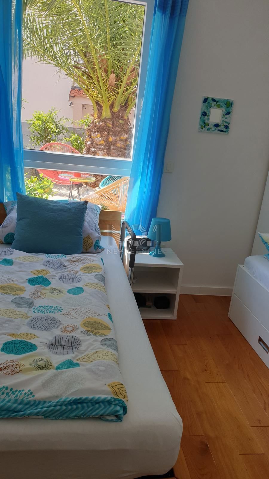 Njivice - prodaja trisobnega apartmaja 150 metrov od morja
