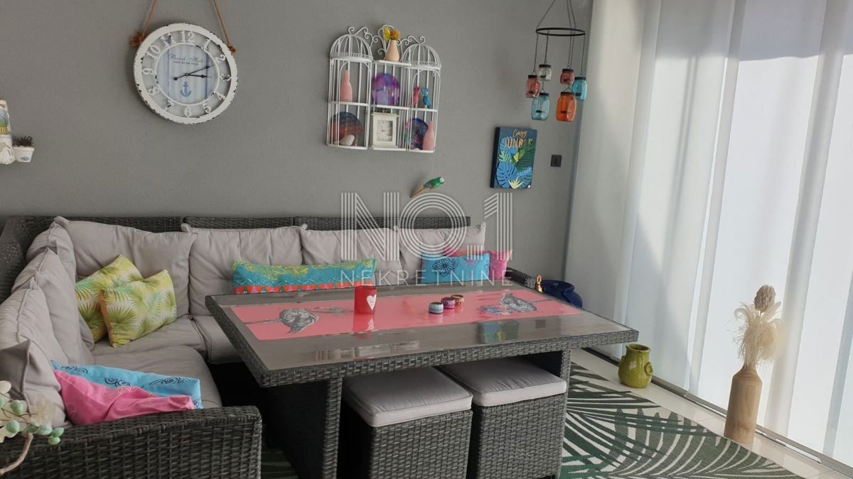 Njivice - prodaja trisobnega apartmaja 150 metrov od morja