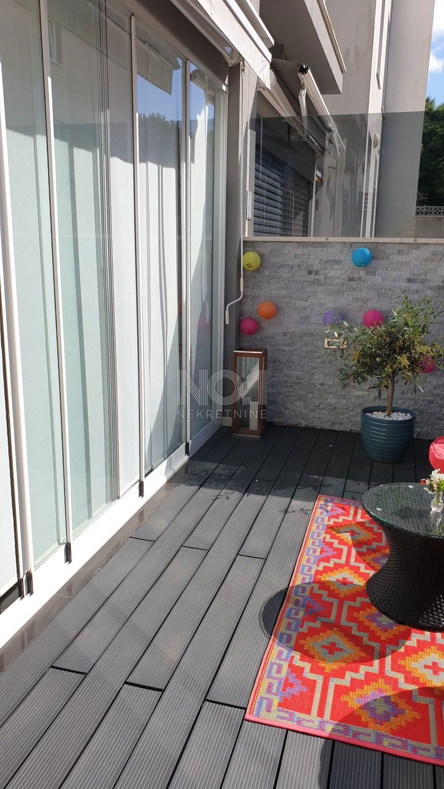 Njivice - prodaja trisobnega apartmaja 150 metrov od morja