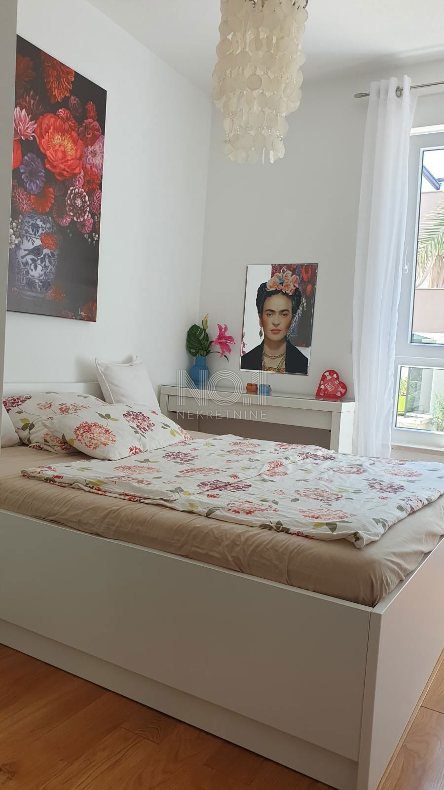 Njivice - prodaja trisobnega apartmaja 150 metrov od morja