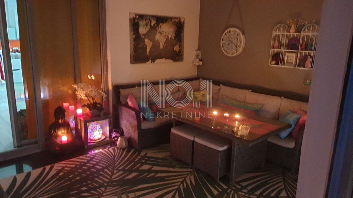 Njivice - prodaja trisobnega apartmaja 150 metrov od morja