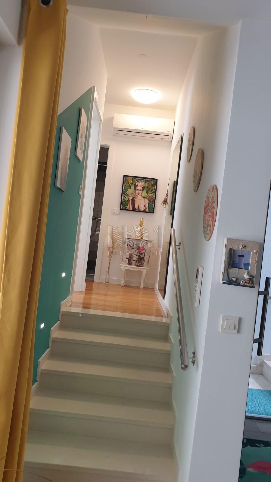 Njivice - prodaja trisobnega apartmaja 150 metrov od morja