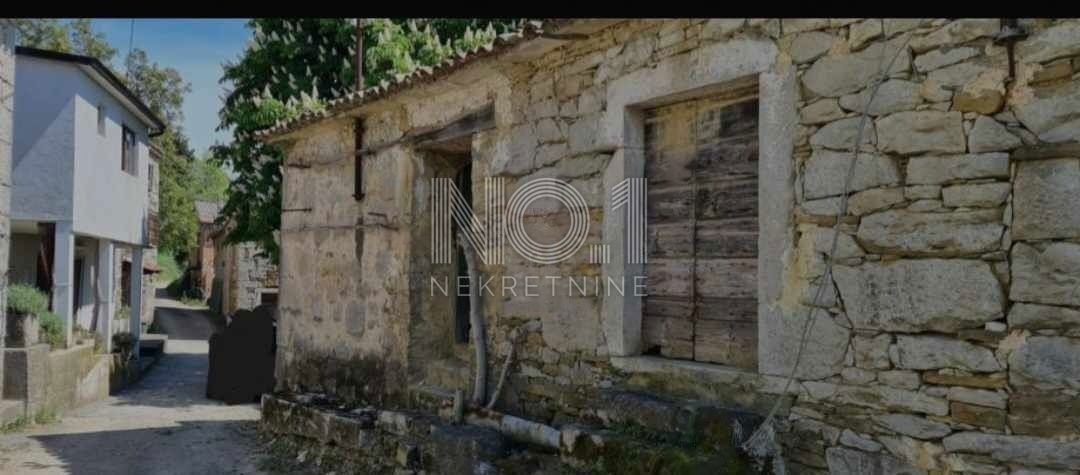 Buzet, okolica - prodaja 2 starodobnikov z zemljiščem za adaptacijo