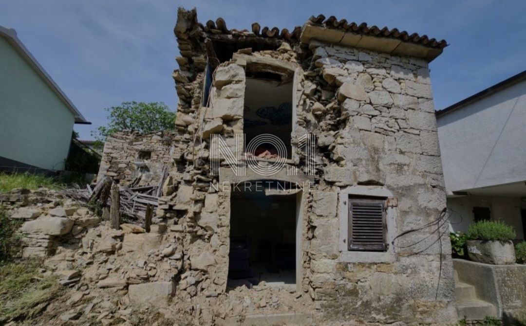 Buzet, okolica - prodaja 2 starodobnikov z zemljiščem za adaptacijo