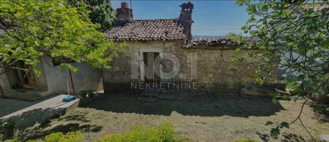 Buzet, okolica - prodaja 2 starodobnikov z zemljiščem za adaptacijo