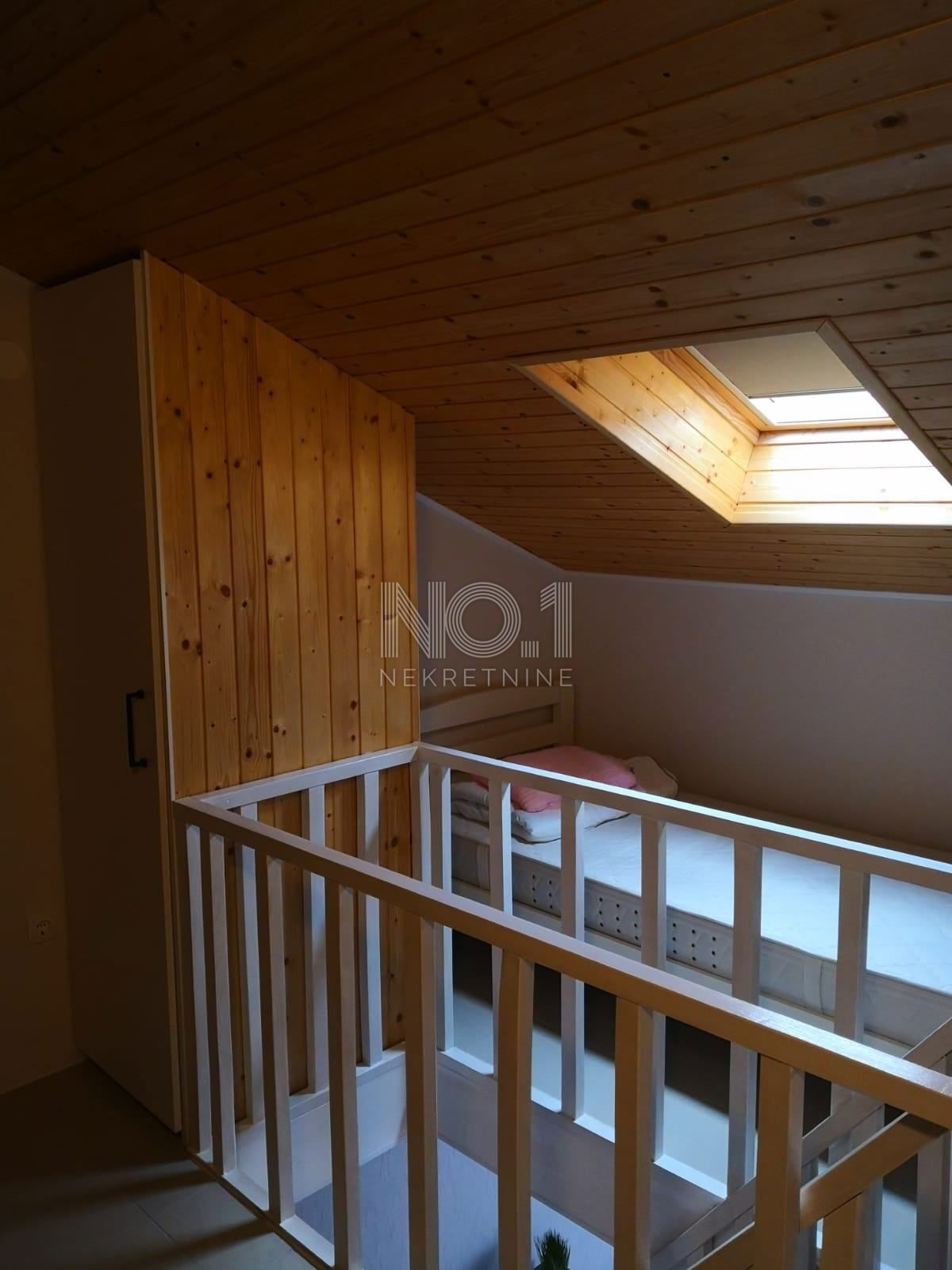 Novi Vinodolski - dvoetažni apartma s pogledom na morje