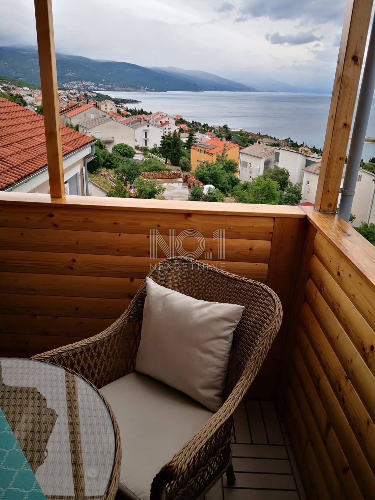 Novi Vinodolski - dvoetažni apartma s pogledom na morje