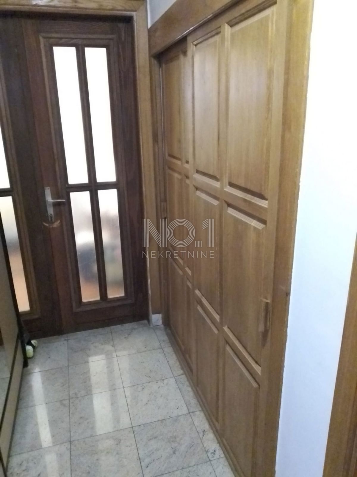  Dramalj - prodaja etaže z 2 terasama in 2 parkirnima mestoma.
