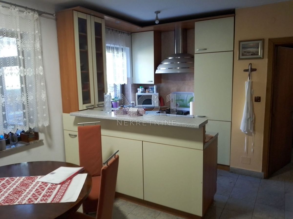 Dramalj - prodaja etaže z 2 terasama in 2 parkirnima mestoma.
