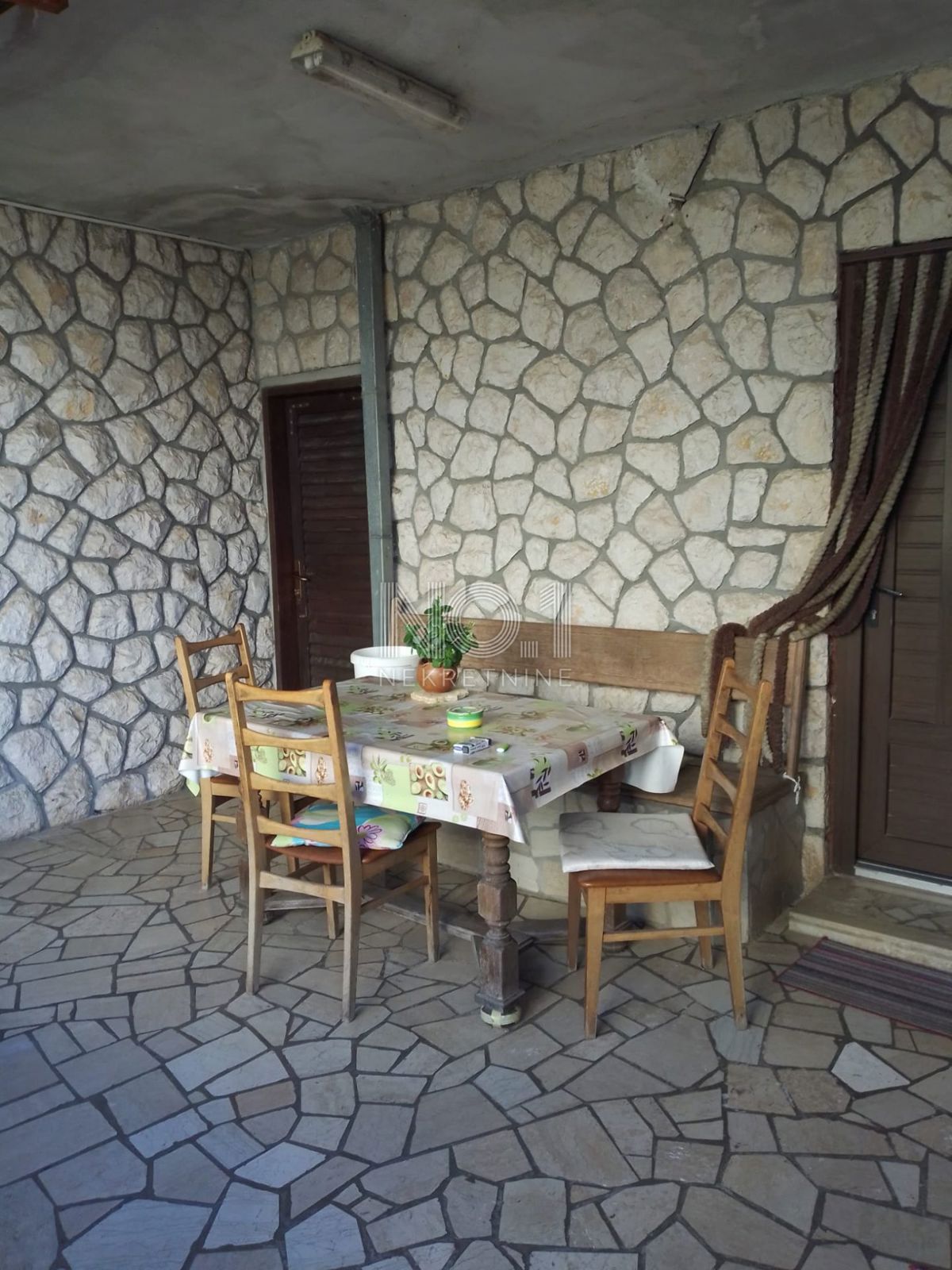  Dramalj - prodaja etaže z 2 terasama in 2 parkirnima mestoma.