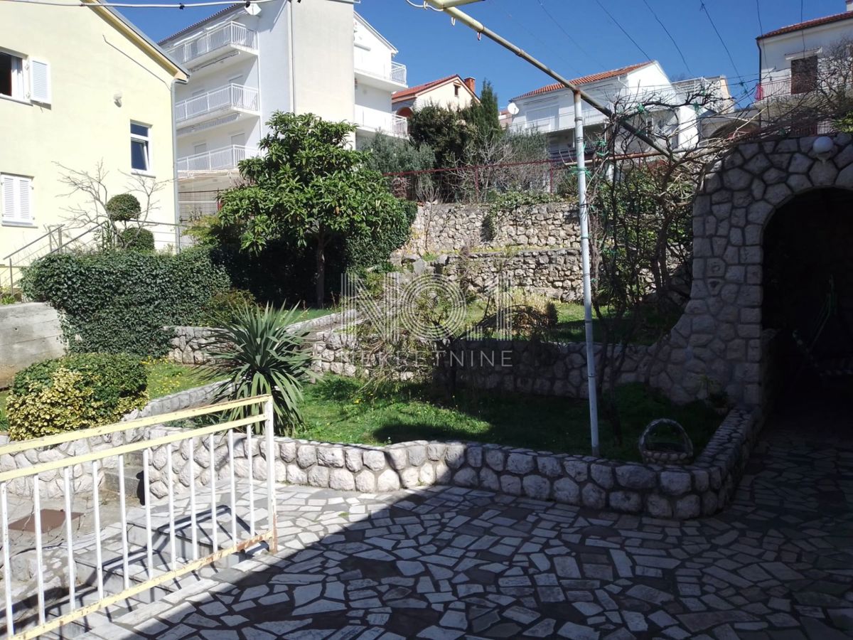  Dramalj - prodaja etaže z 2 terasama in 2 parkirnima mestoma.