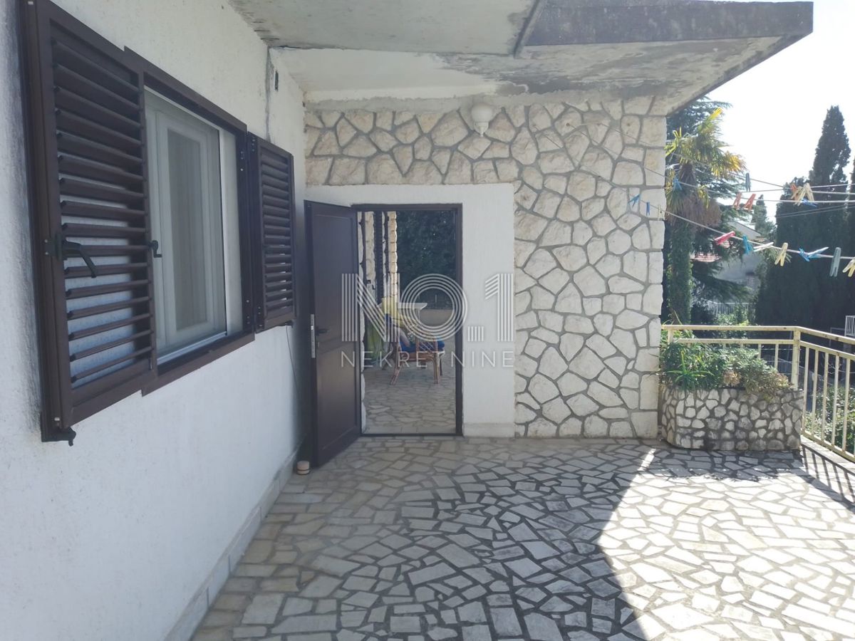  Dramalj - prodaja etaže z 2 terasama in 2 parkirnima mestoma.