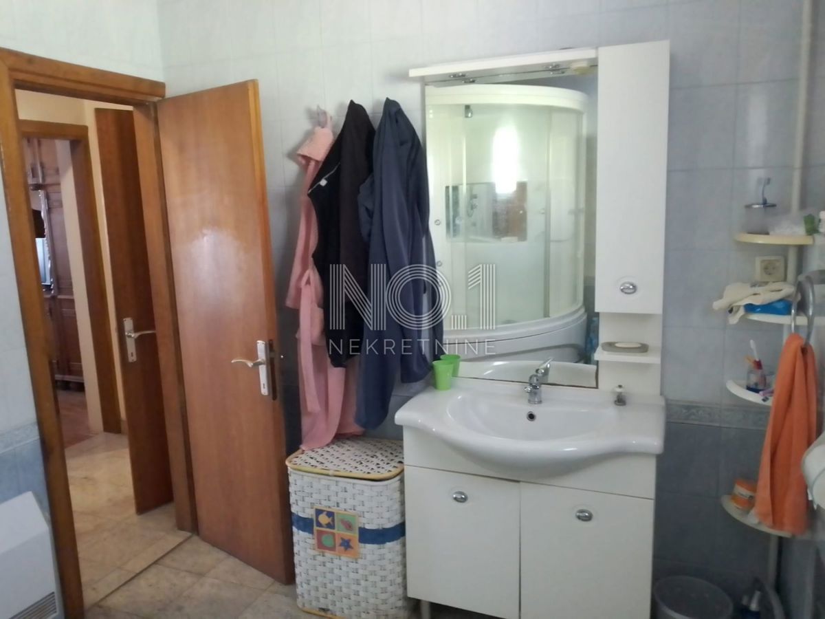  Dramalj - prodaja etaže z 2 terasama in 2 parkirnima mestoma.