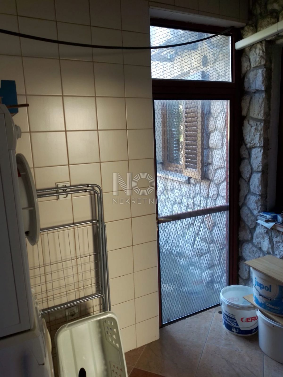  Dramalj - prodaja etaže z 2 terasama in 2 parkirnima mestoma.