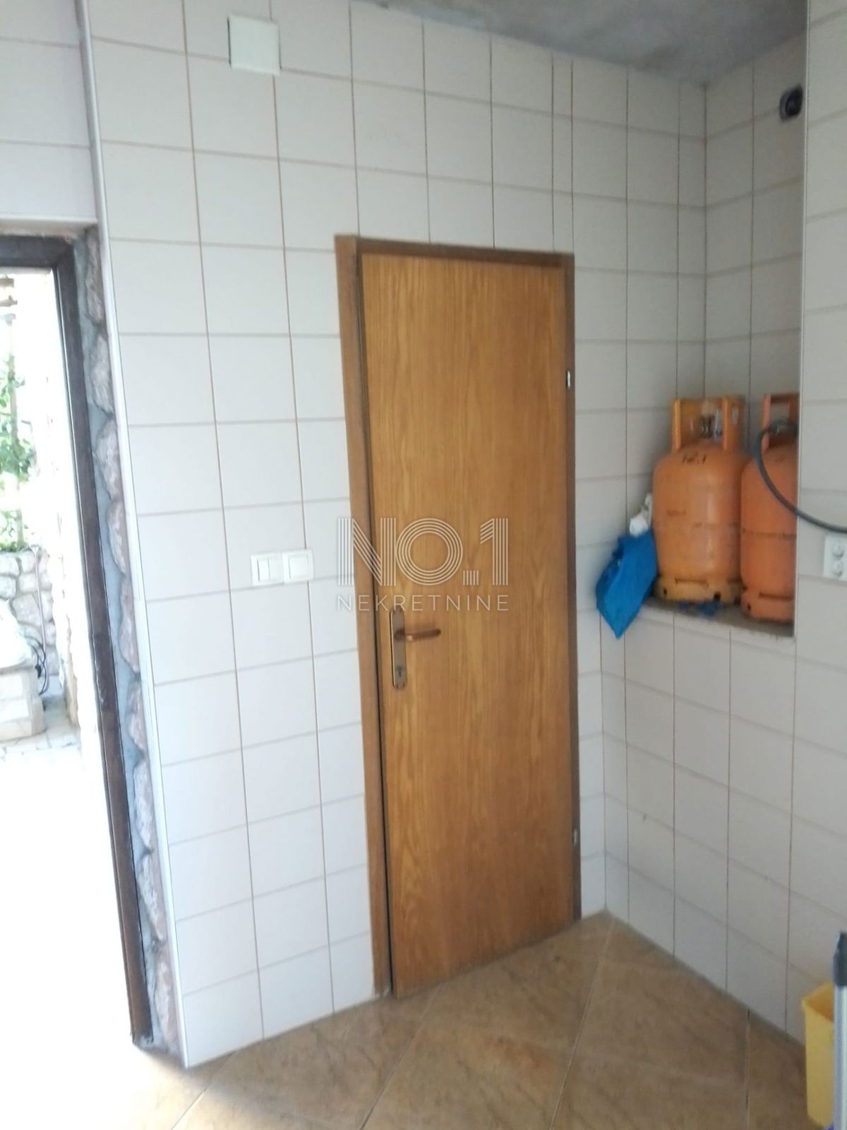  Dramalj - prodaja etaže z 2 terasama in 2 parkirnima mestoma.