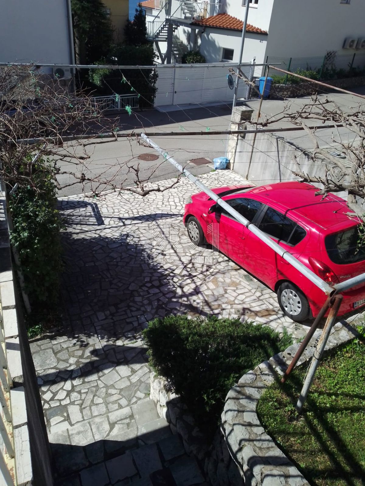  Dramalj - prodaja etaže z 2 terasama in 2 parkirnima mestoma.