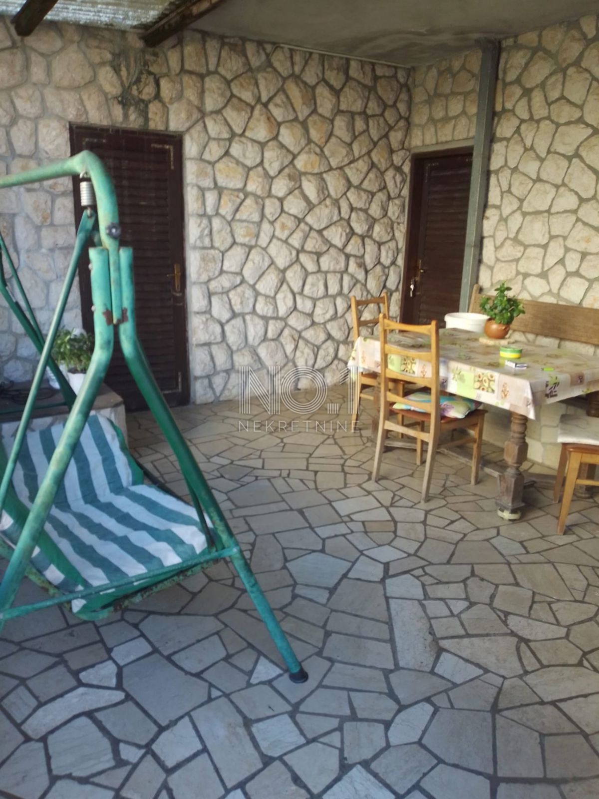  Dramalj - prodaja etaže z 2 terasama in 2 parkirnima mestoma.
