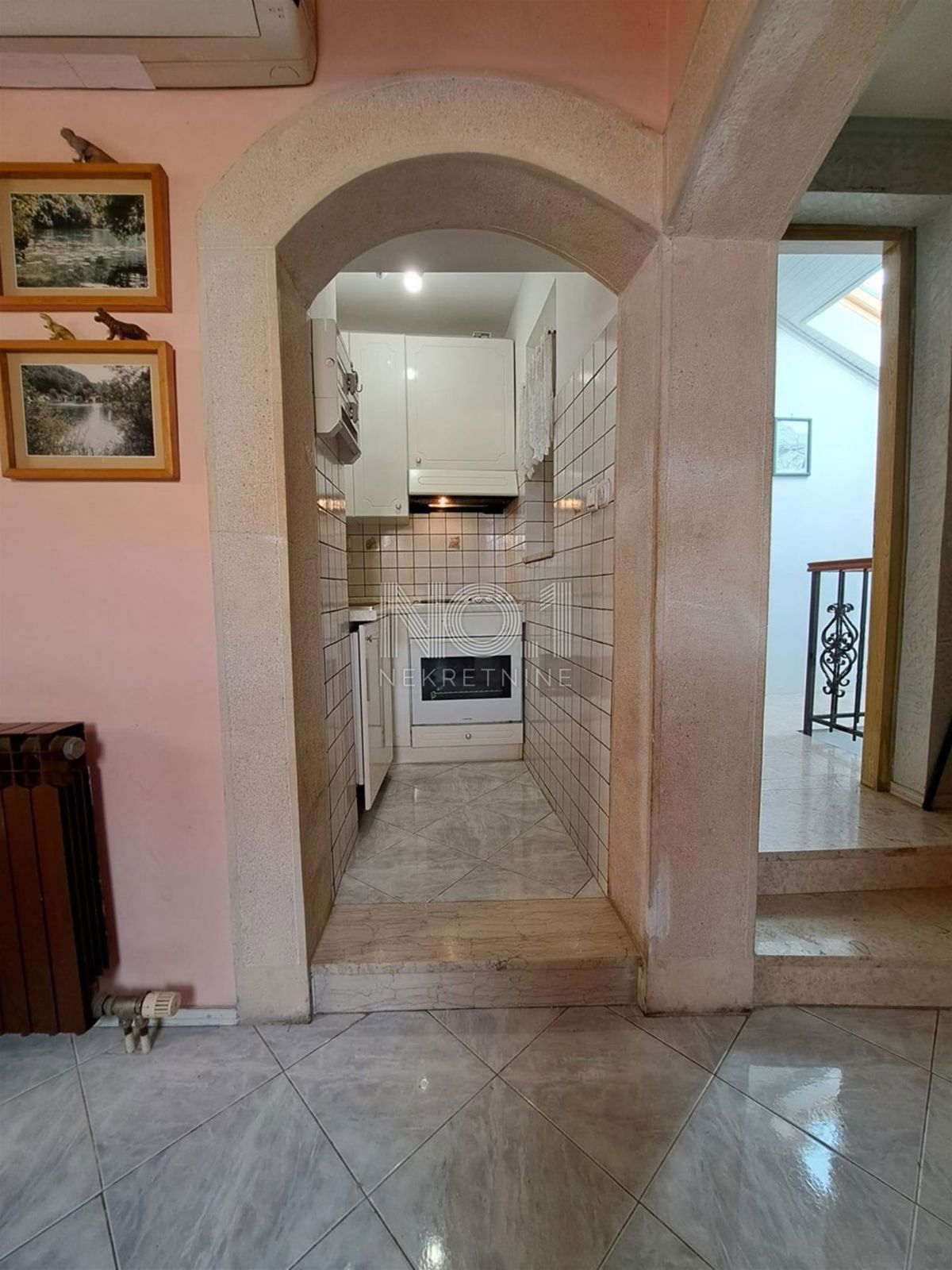 Novi Vinodolski - prodaja hiše s poslovnim gostinskim prostorom