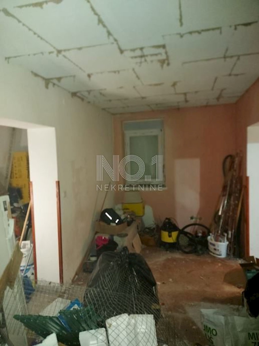 Poreč - etaža hiše z 2 apartmajema za obnovo