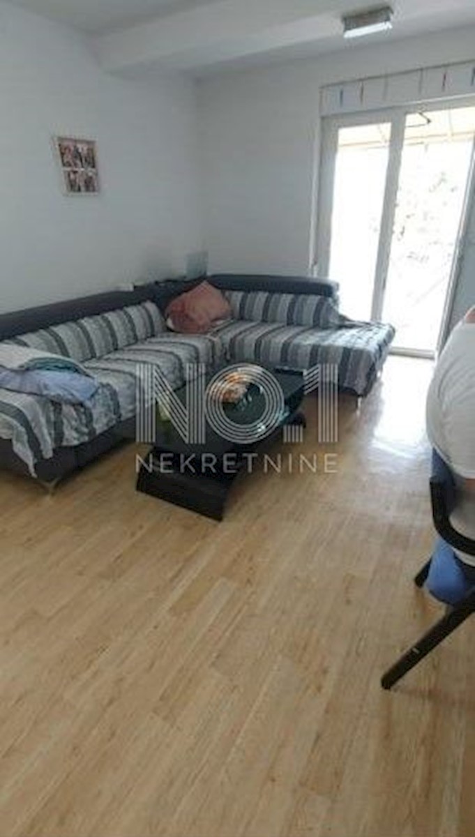 Poreč - etaža hiše z 2 apartmajema za obnovo