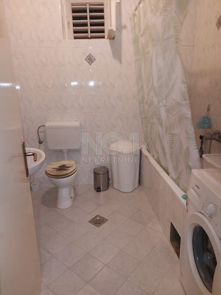 Poreč - etaža hiše z 2 apartmajema za obnovo