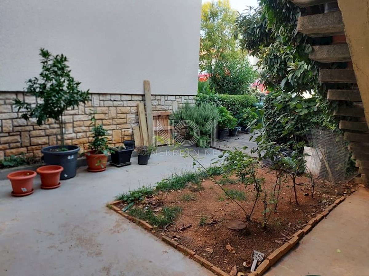 Poreč - etaža hiše z 2 apartmajema za obnovo