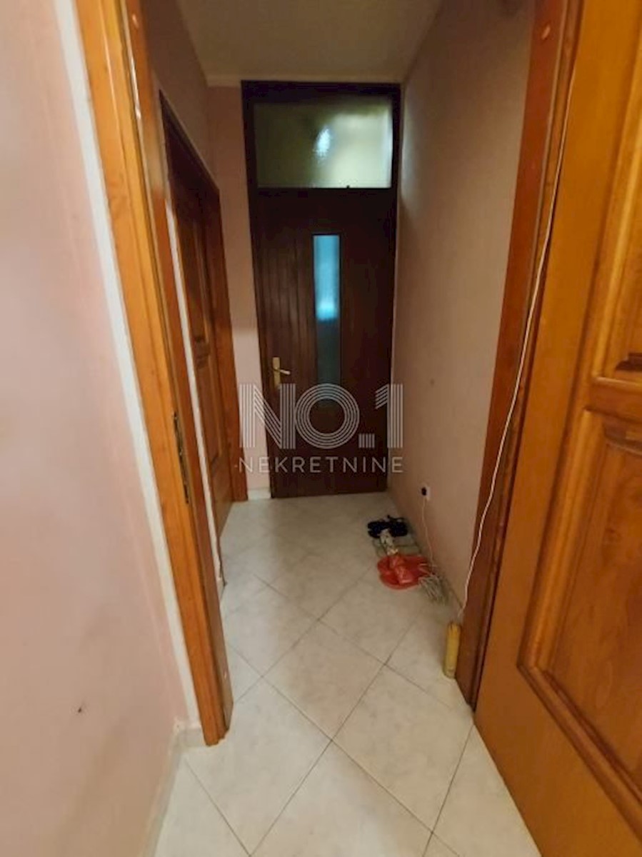 Poreč - etaža hiše z 2 apartmajema za obnovo