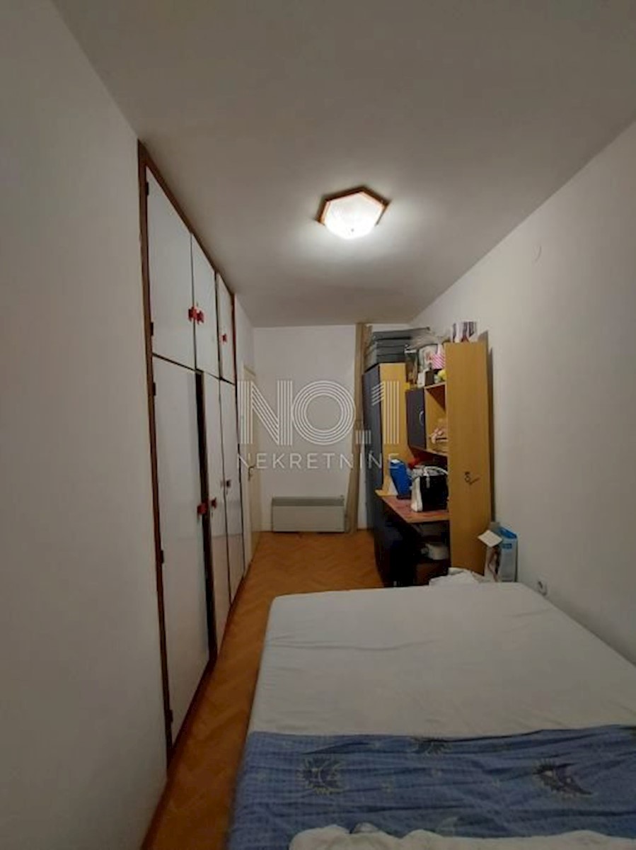Poreč - etaža hiše z 2 apartmajema za obnovo