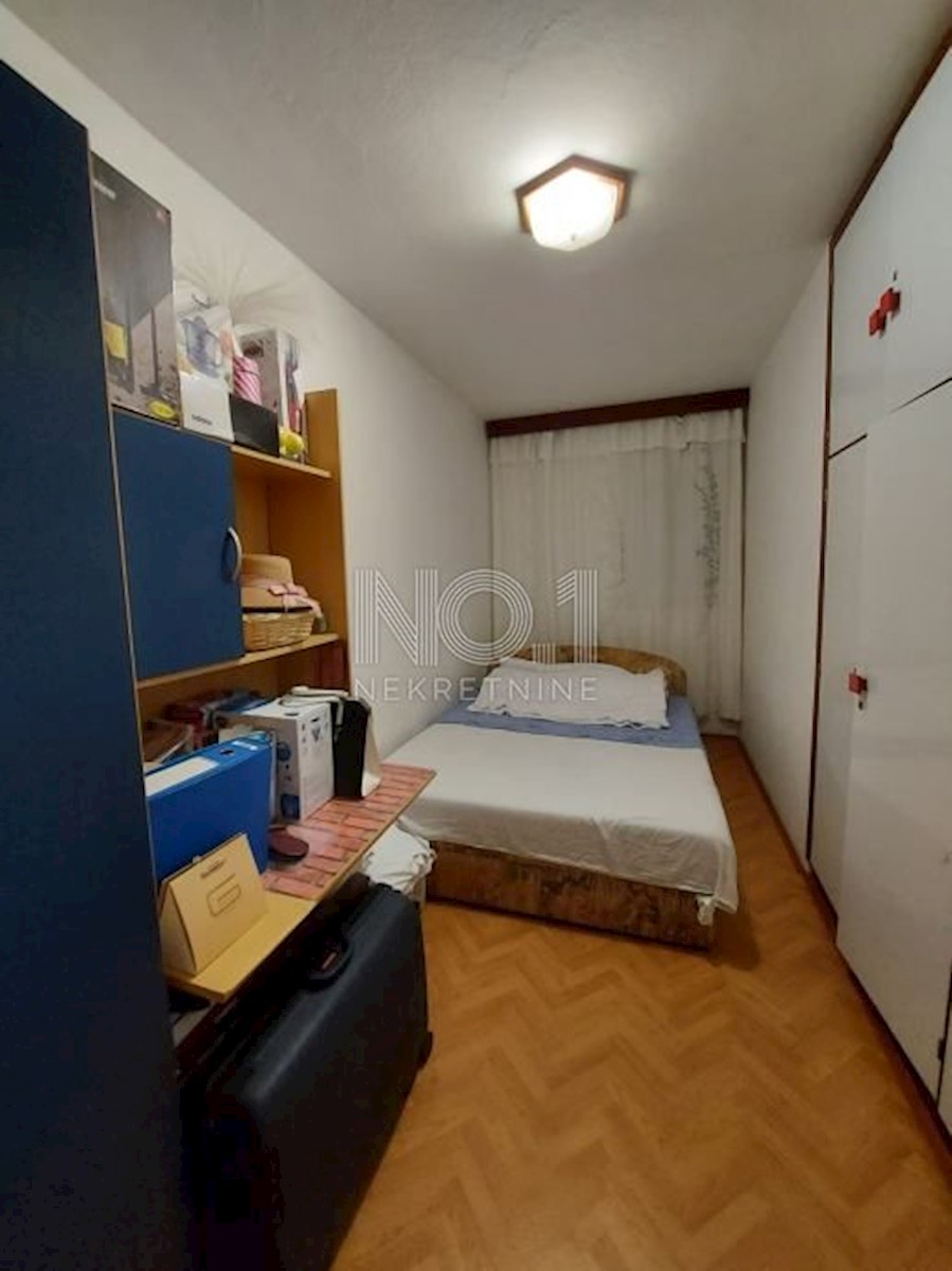 Poreč - etaža hiše z 2 apartmajema za obnovo