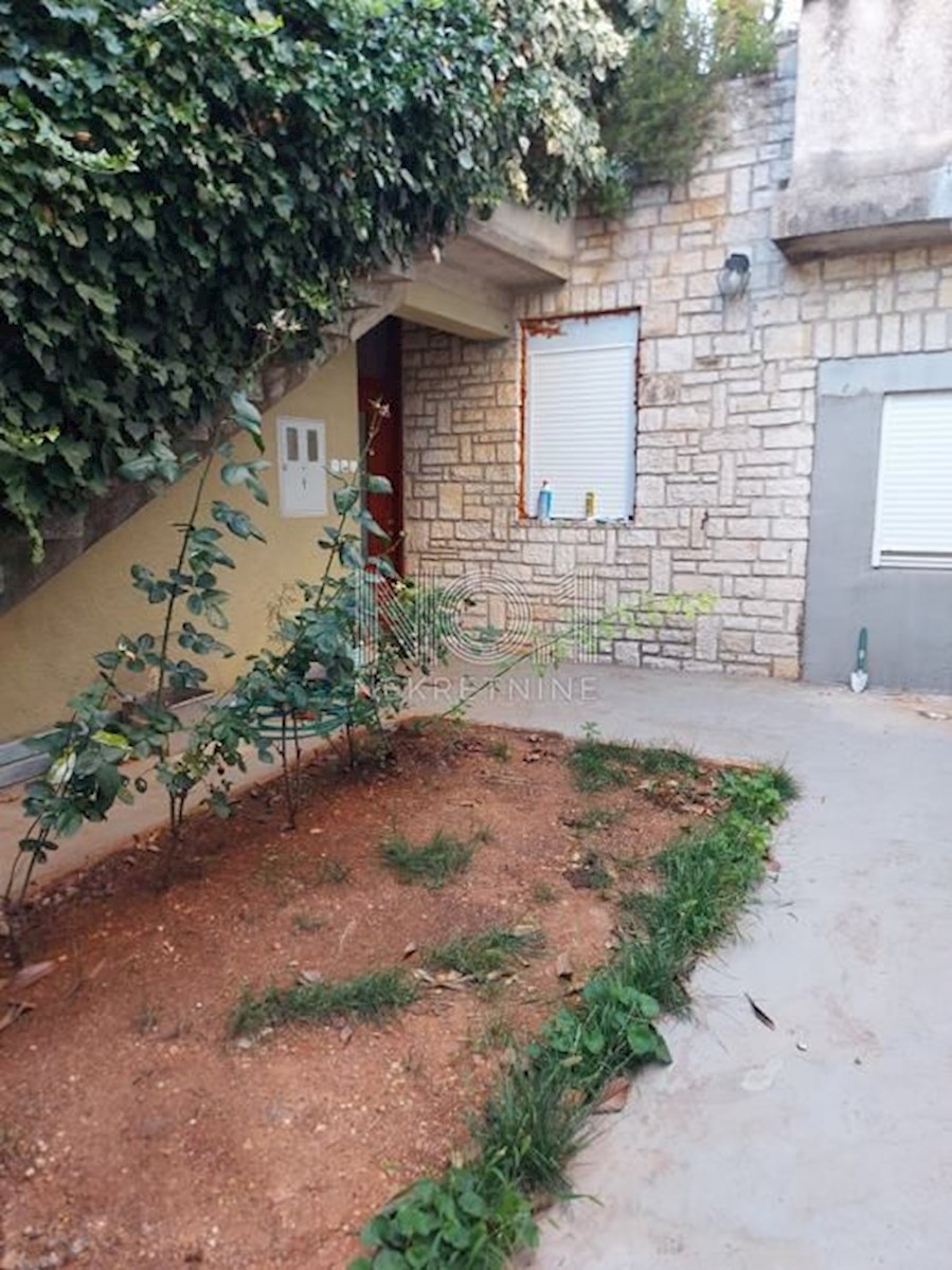 Poreč - etaža hiše z 2 apartmajema za obnovo