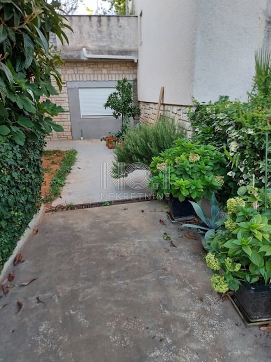 Poreč - etaža hiše z 2 apartmajema za obnovo
