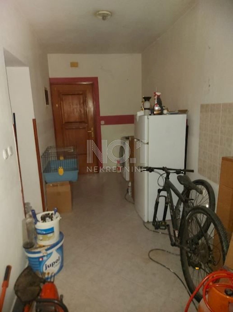 Poreč - etaža hiše z 2 apartmajema za obnovo