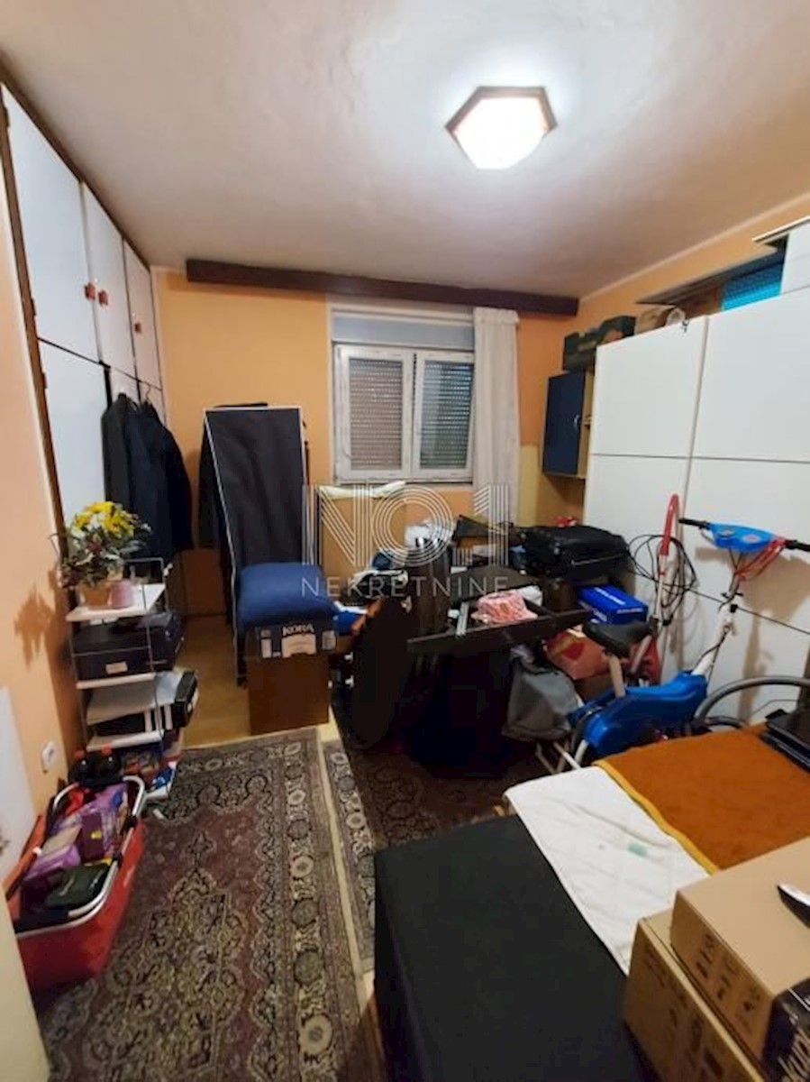 Poreč - etaža hiše z 2 apartmajema za obnovo