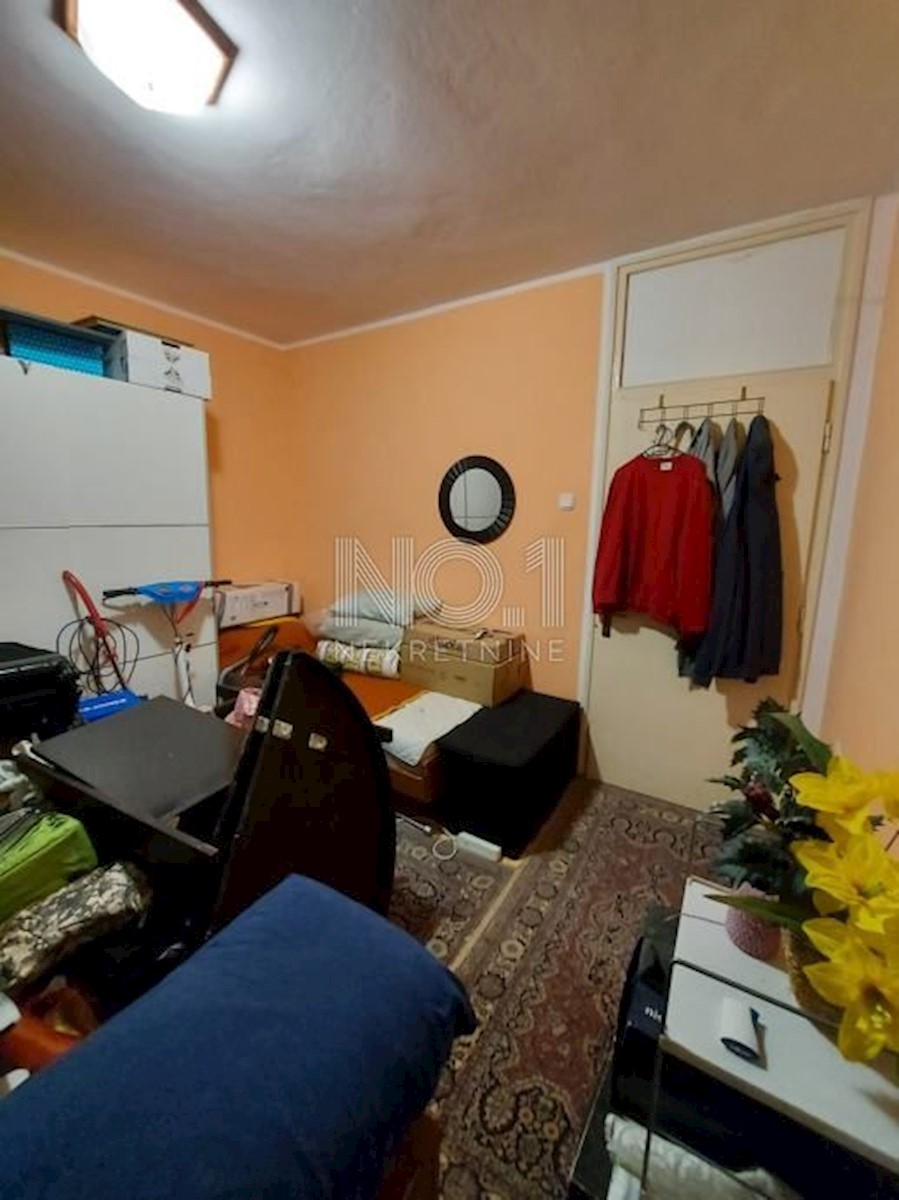 Poreč - etaža hiše z 2 apartmajema za obnovo