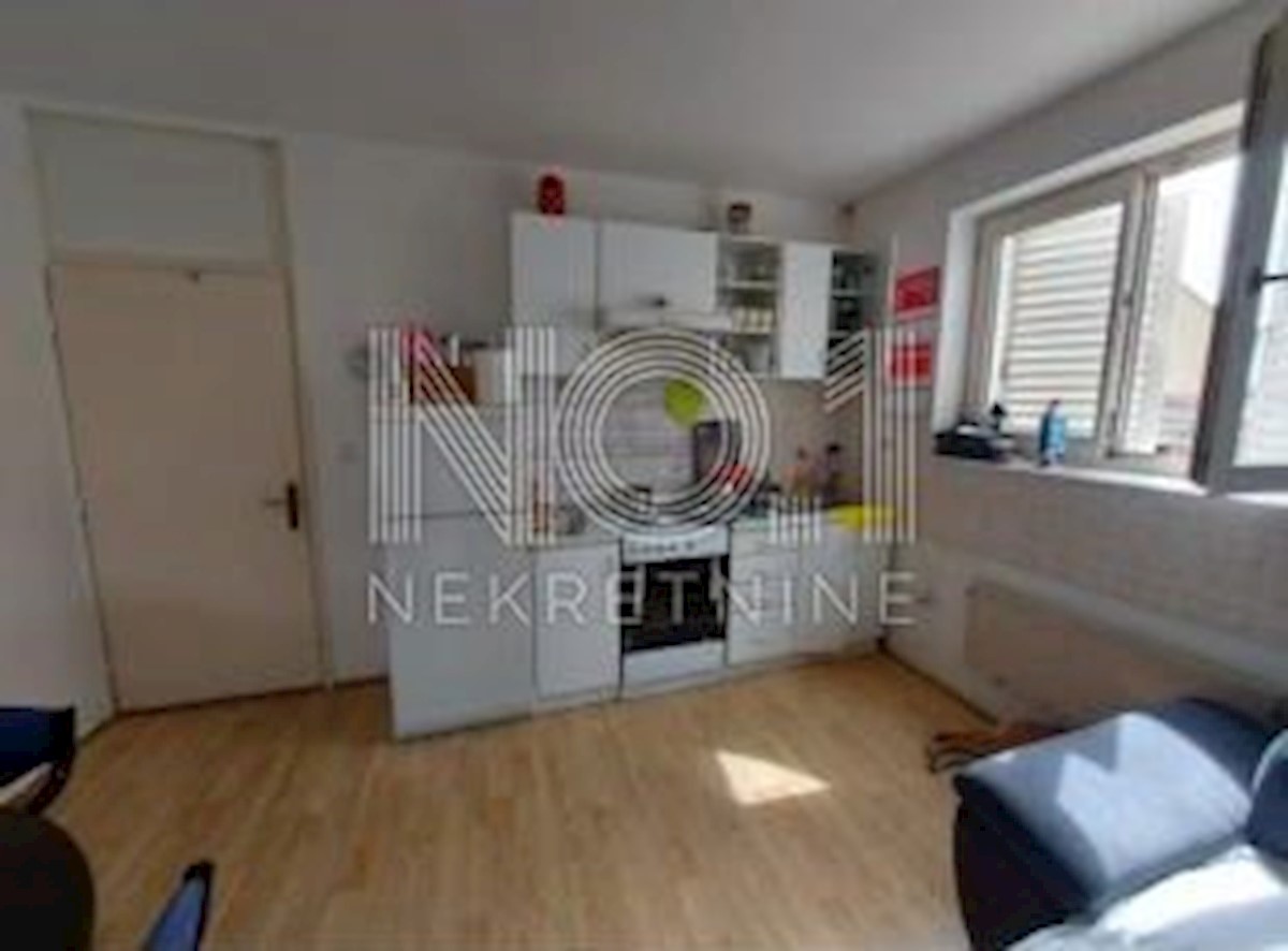 Poreč - etaža hiše z 2 apartmajema za obnovo