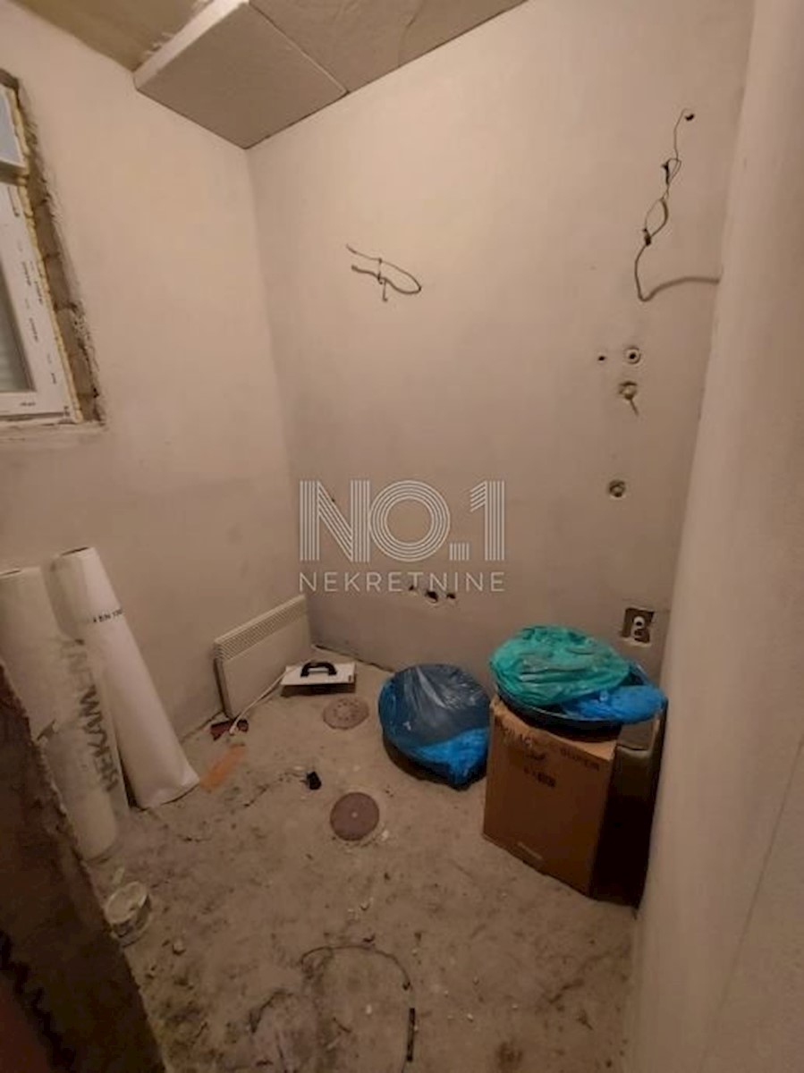 Poreč - etaža hiše z 2 apartmajema za obnovo