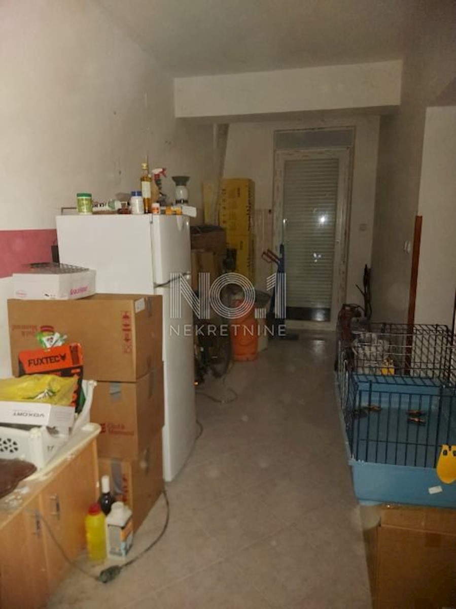 Poreč - etaža hiše z 2 apartmajema za obnovo