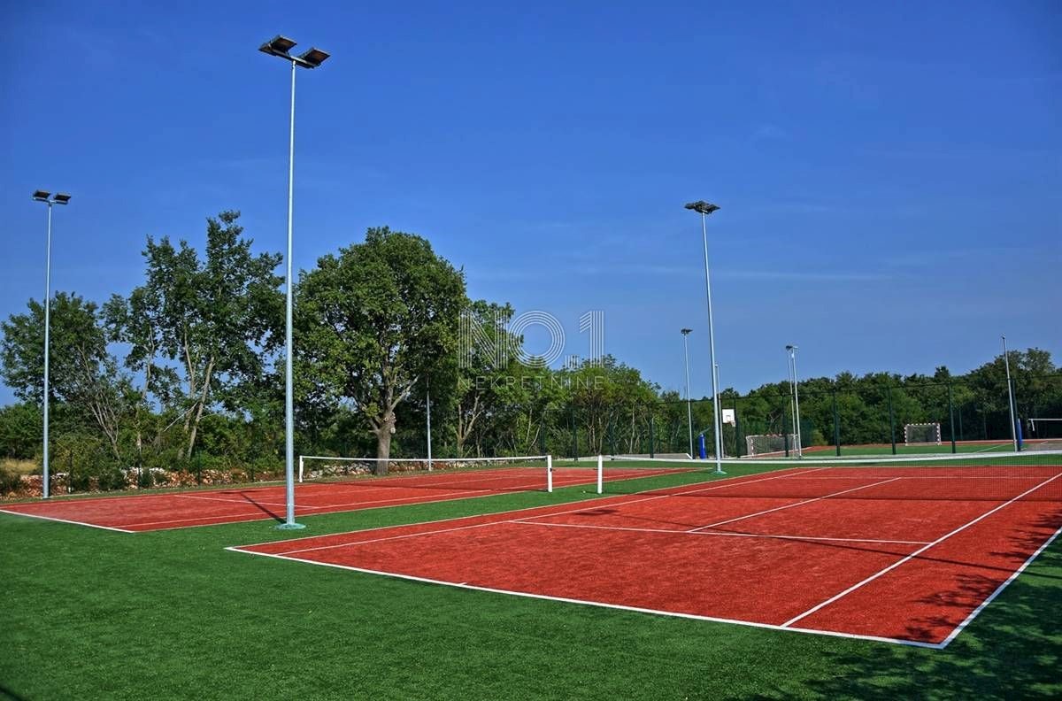 Kanfanar - vila z bazeni in športnimi igrišči