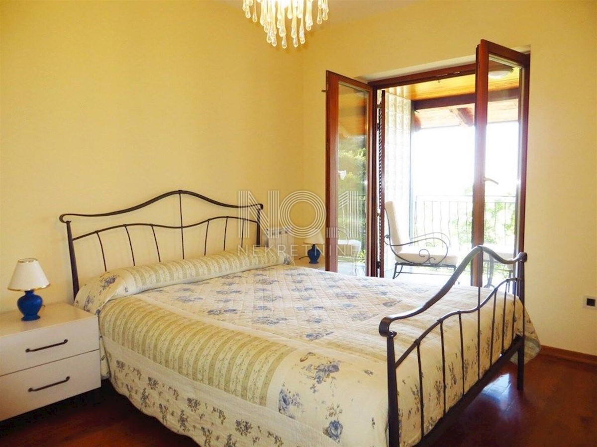 Ičići - prodaja čudovitega dvoetažnega apartmaja s pogledom na morje