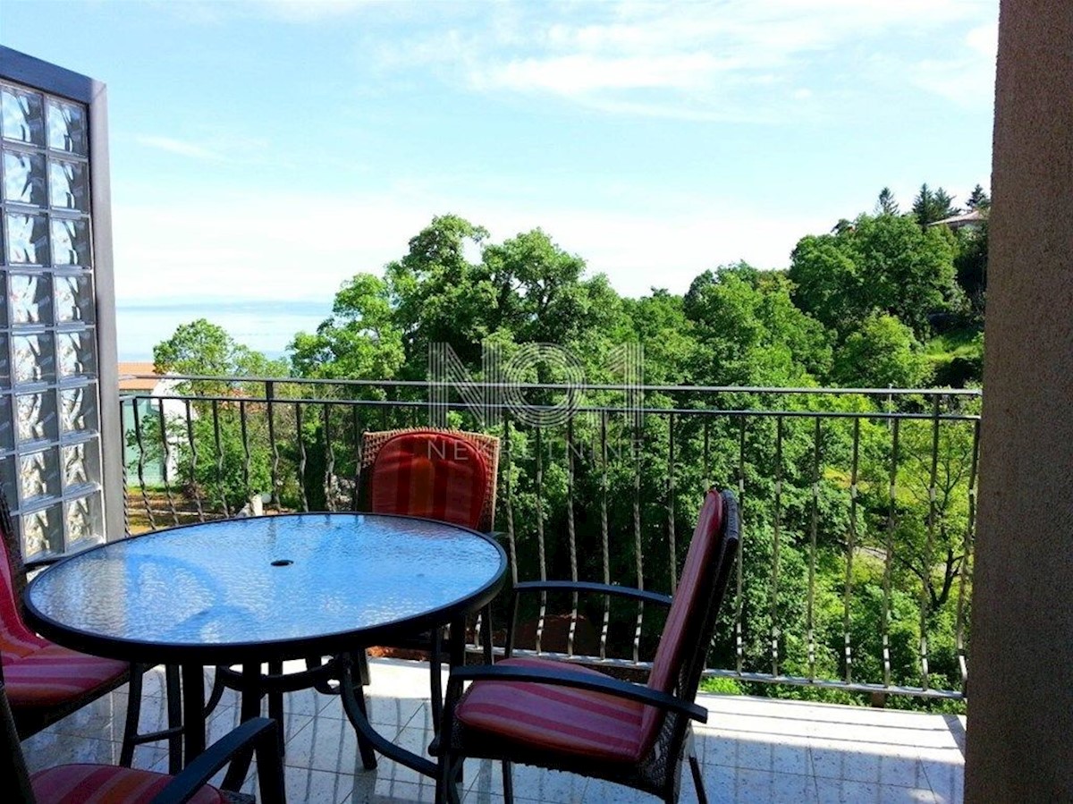Ičići - prodaja čudovitega dvoetažnega apartmaja s pogledom na morje