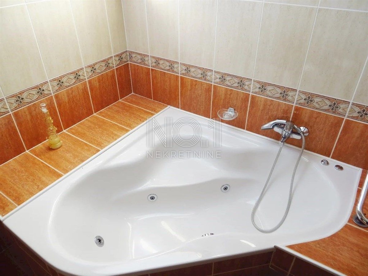 Ičići - prodaja čudovitega dvoetažnega apartmaja s pogledom na morje