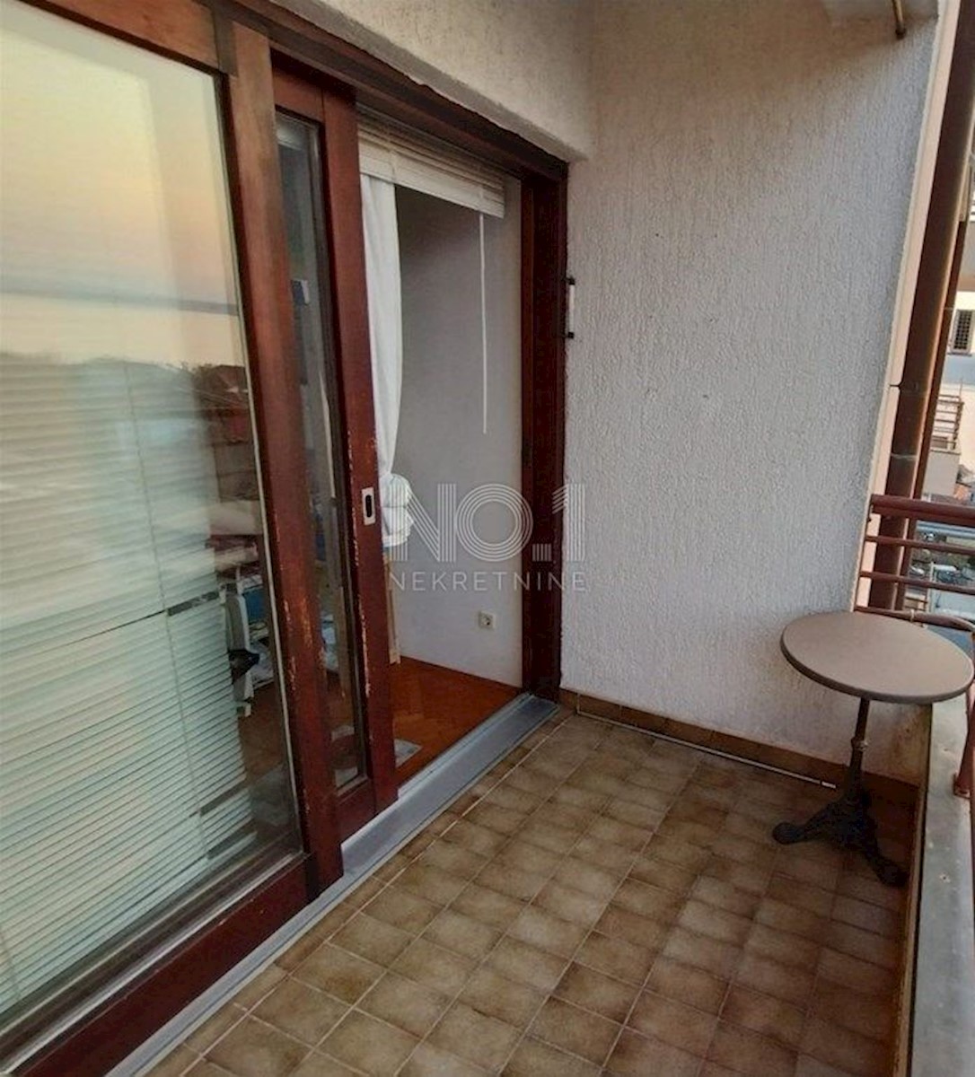 Crikvenica - apartma z varovanim parkiriščem in pogledom na morje!