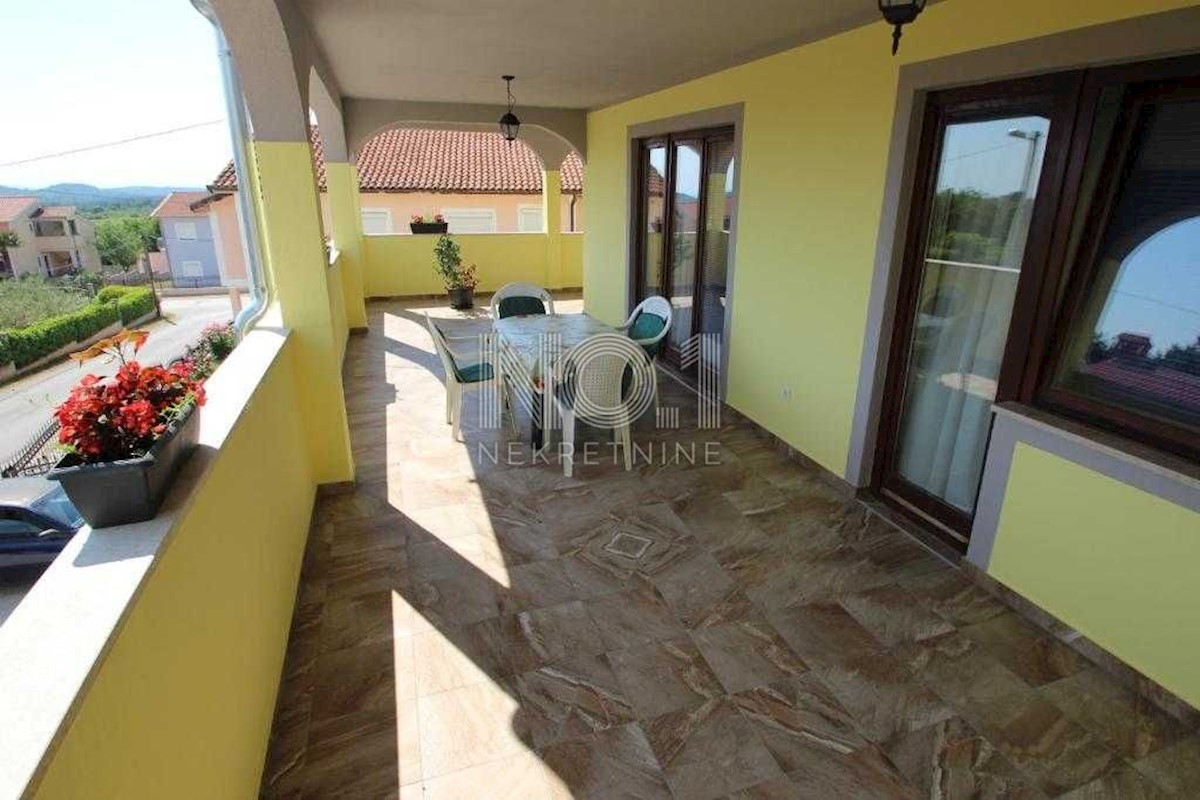 Poreč - prodaja prvega nadstropja hiše z dvema apartmajema