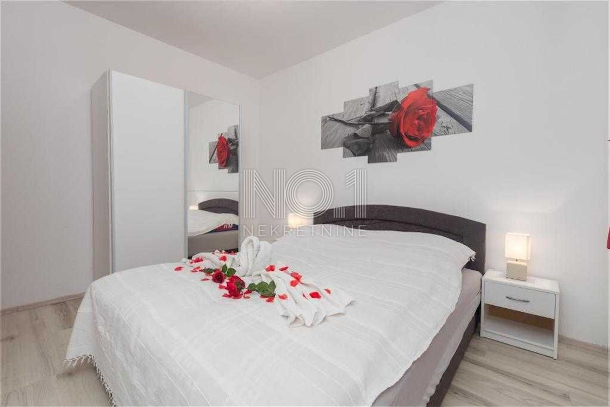 Poreč - prodaja prvega nadstropja hiše z dvema apartmajema