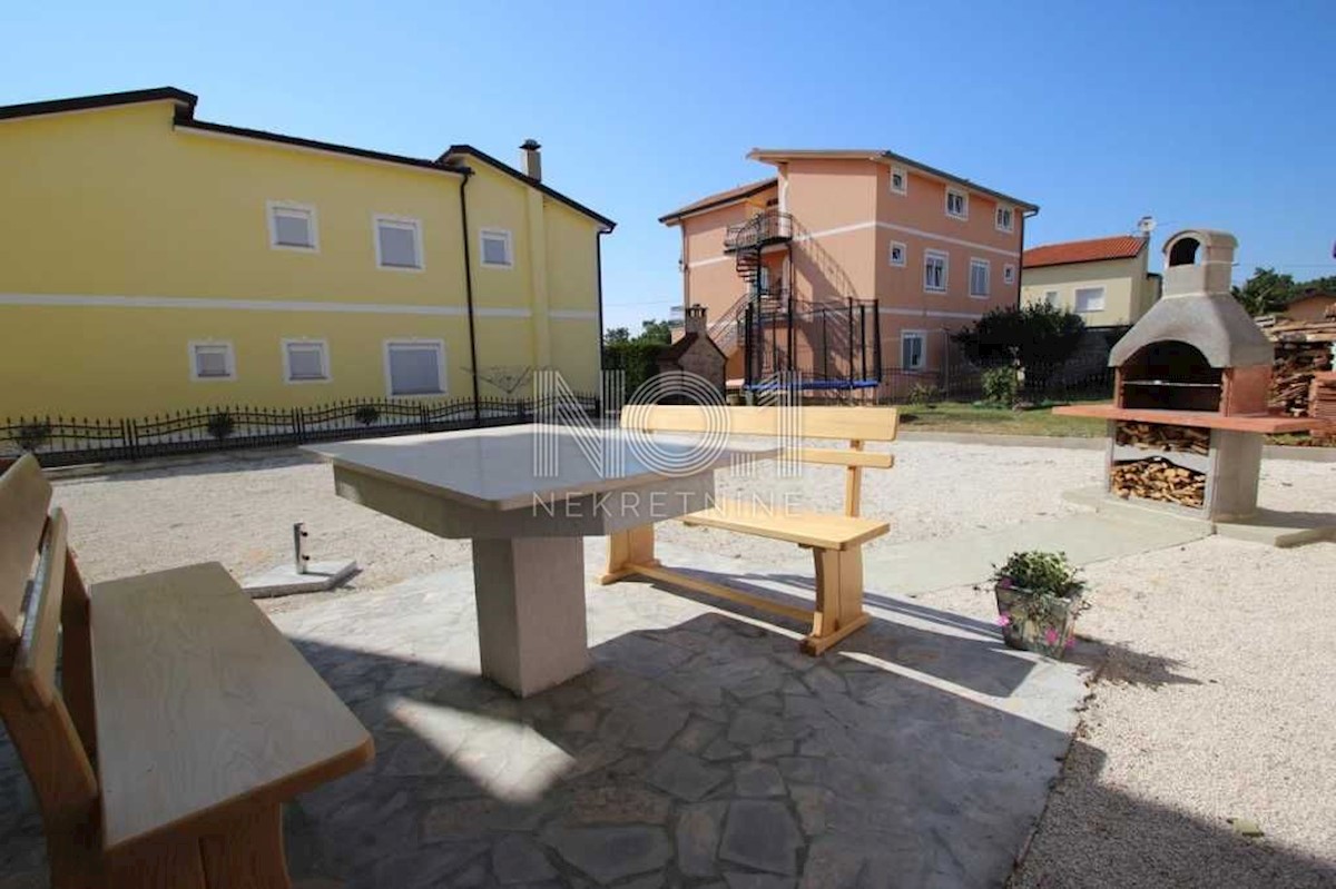 Poreč - prodaja prvega nadstropja hiše z dvema apartmajema