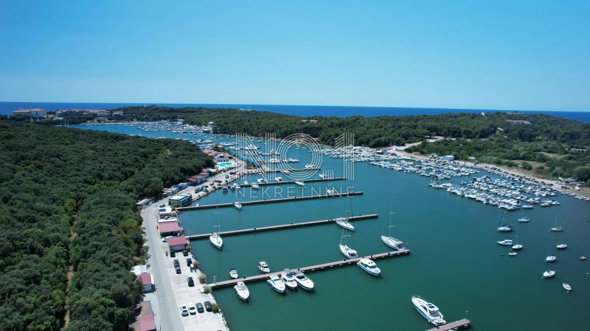 Pula, Marina - prodaja mešanega zemljišča 1. red do morja!